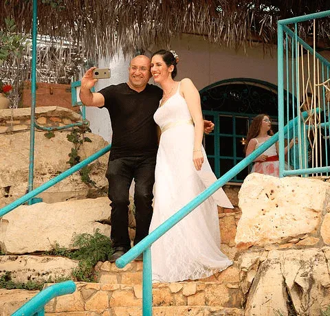 שף רוסלן מצטלם עם כלה על המדרגות