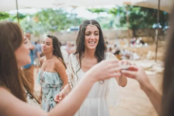 אורחות צוחקות מרימות כוסית באירוע בחוץ