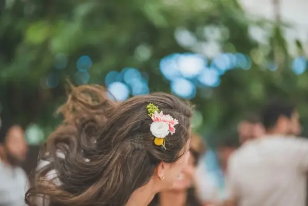 שיער מתעופף ופרח בשיער בין האורחים