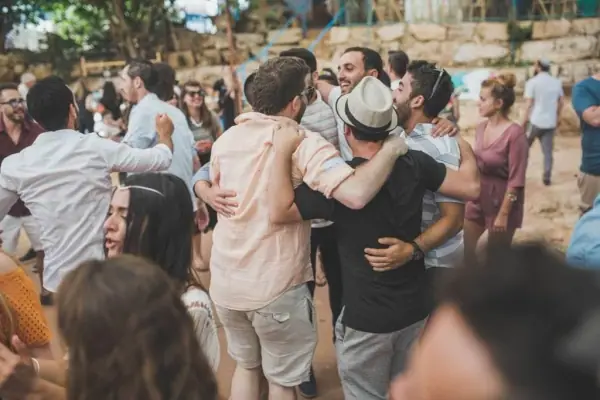 קהל אנשים מתחבק ורוקד באירוע