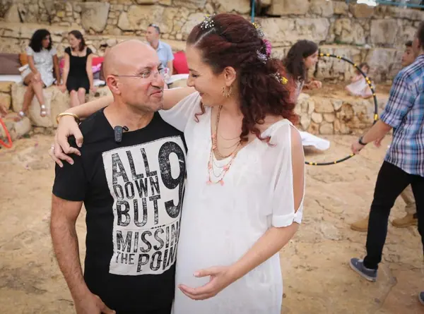 השף רוסלן מצטלם בחיבוק עם אורחת