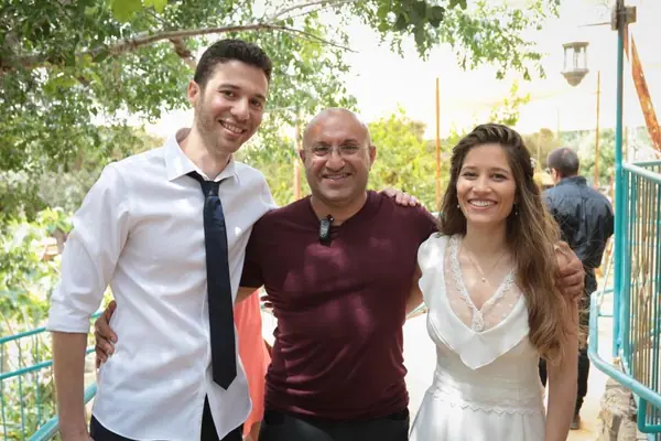 חתן וכלה מצטלמים עם רוסלן באירוע