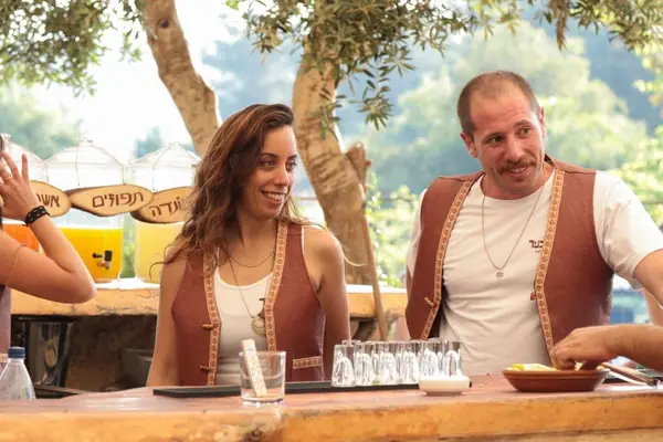 שני אנשים ליד בר משקאות כפרי עם כוסיות