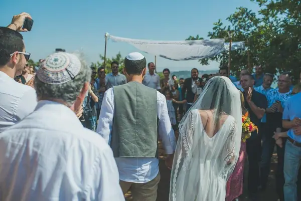 טקס חופה בשמש עם האורחים