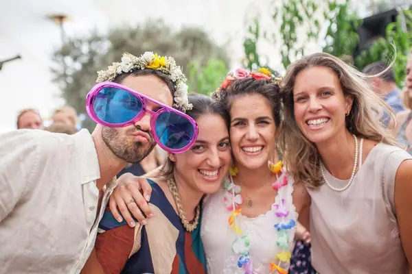 חברות עם משקפיים גדולים וזרי פרחים