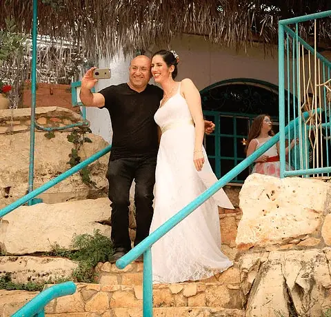 שף רוסלן מצטלם עם כלה על המדרגות